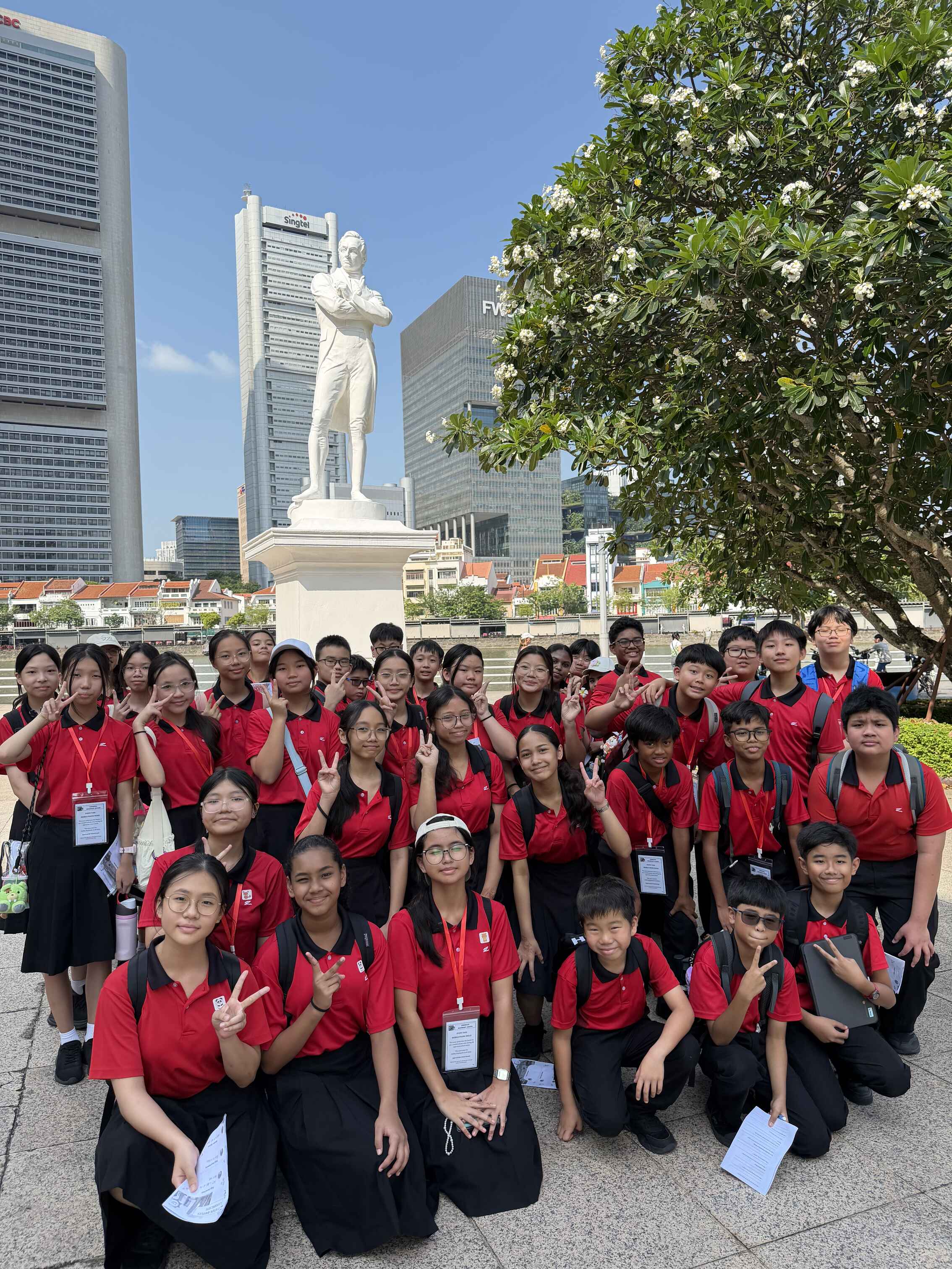 Students posing in front of Sir Stamford Raffles
